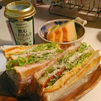 ピーナツバターたっぷり塗ってふわふわ卵に生ハムに、たっぷりレタスに最後粉チーズ！旨い！|iningさん