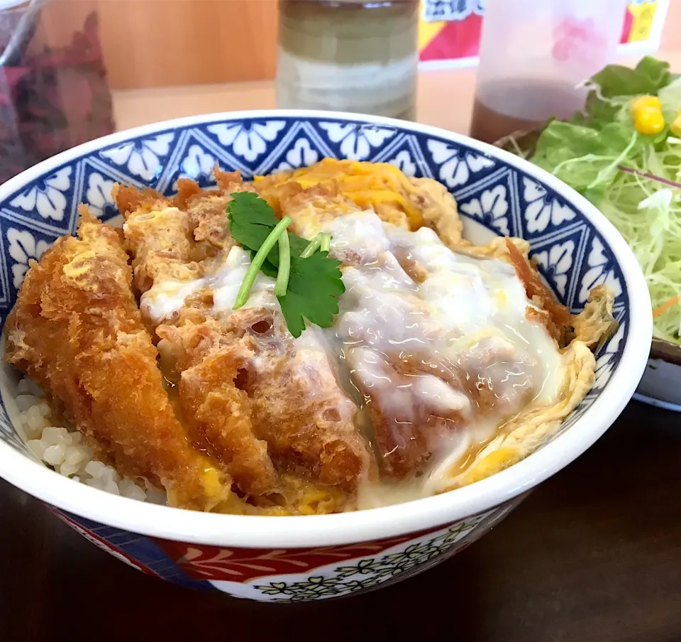 Snapdishの料理写真:昼ごはん🌞😄
カツ丼（喜）＆サラダ|ぽんたさん