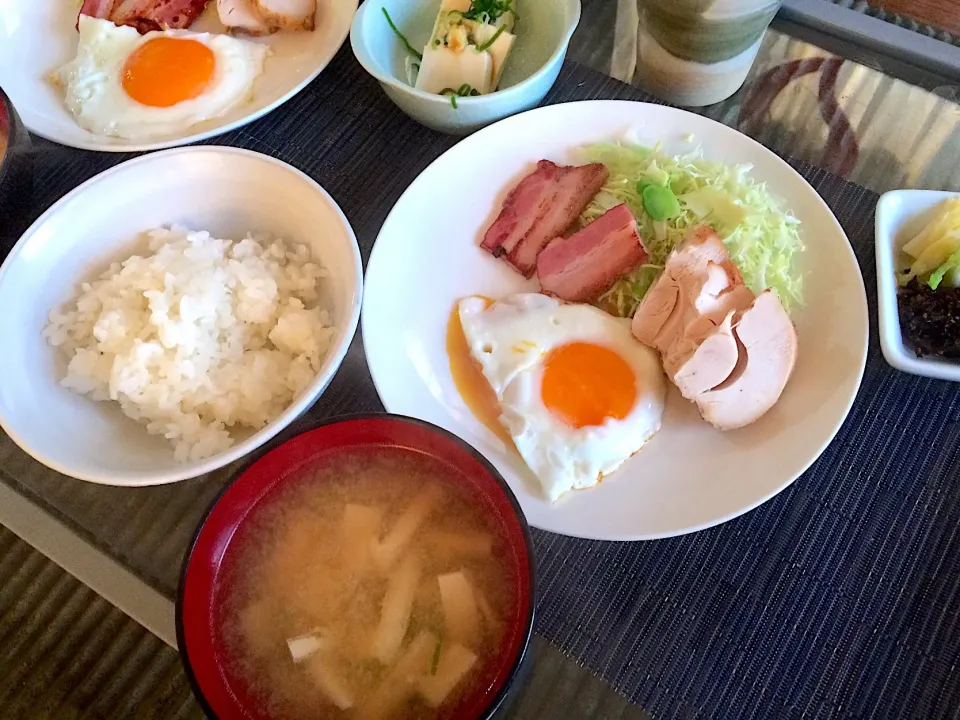 今日の男子料理 朝食 2018年2/4
#目玉焼き🍳 #ベーコン #鳥肉グリル #キャベツ #豆腐味噌汁 #漬物|Booパパさん