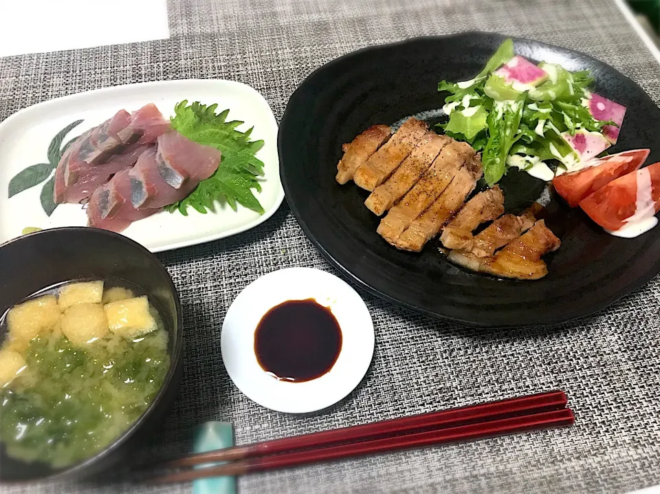 Snapdishの料理写真:ばんごはん。ポークソテー、ブリのお刺身（お皿が逆さま）、あおさと油揚げのお味噌汁。|yukiさん