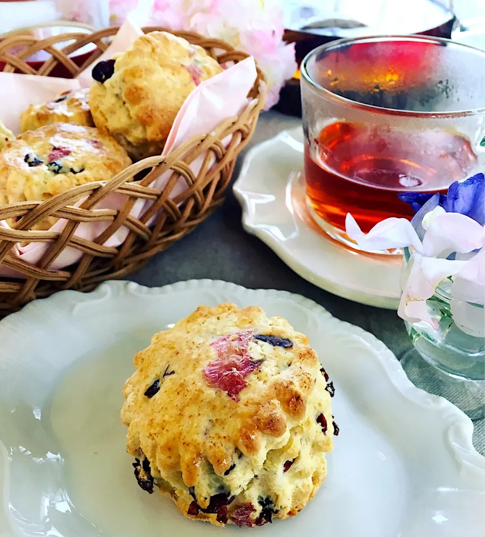 桜の花とクランベリーホワチョコスコーン🌸|らんさん