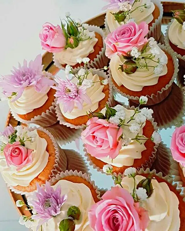 fresh flower edibles CUPCAKES|CHUENCHAIさん