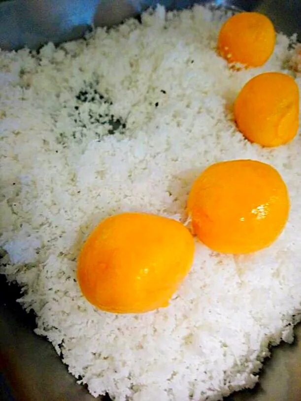 Ondeh-ondeh - round gelatinous balls made from glutinous rice flour, sweet potatoes 🍠 and gula Melaka (palm sugar)|Tari's Kitchenさん