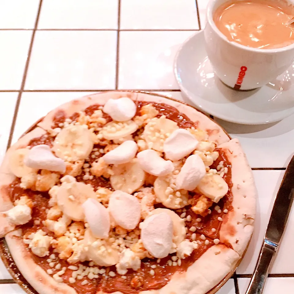 Chocolate pizza with banana, marshmallow and popcorn|キノコ🍄さん