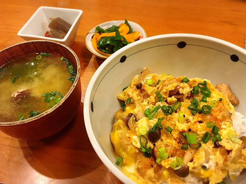 Snapdishの料理写真:2/4 夕飯♪ 親子丼 アサリの味噌汁 ピーマンの塩昆布和え 蒟蒻の炒り煮|ikukoさん