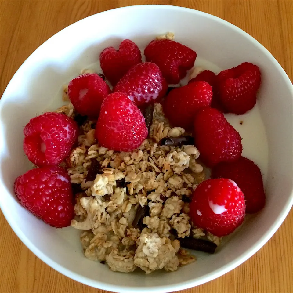 Cereal with raspberries 🍴|MissYumYumさん