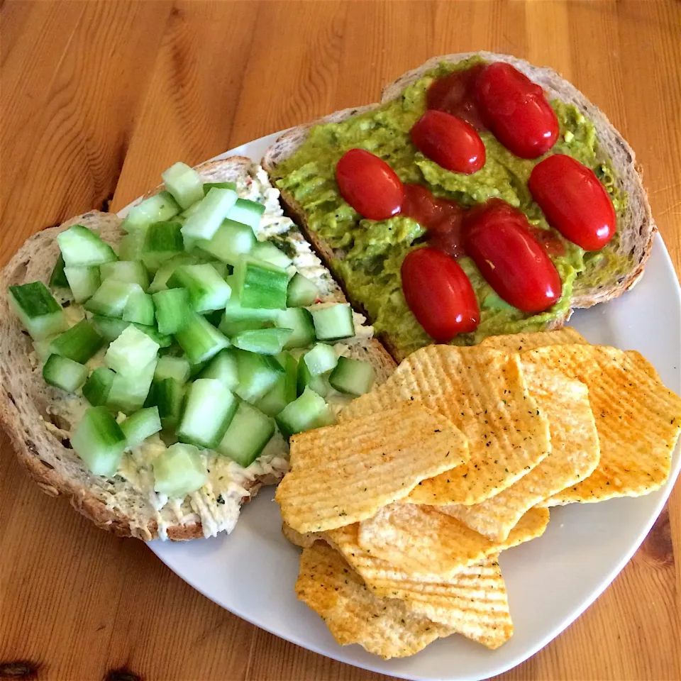 Hummus with cucumber & avocado with cherry tomatoes sandwich🍅|MissYumYumさん