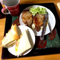 Snapdishの料理写真:#旦那をデブらせよう
豚ステーキ🥓とサンド🌭|Sameen Gotoさん