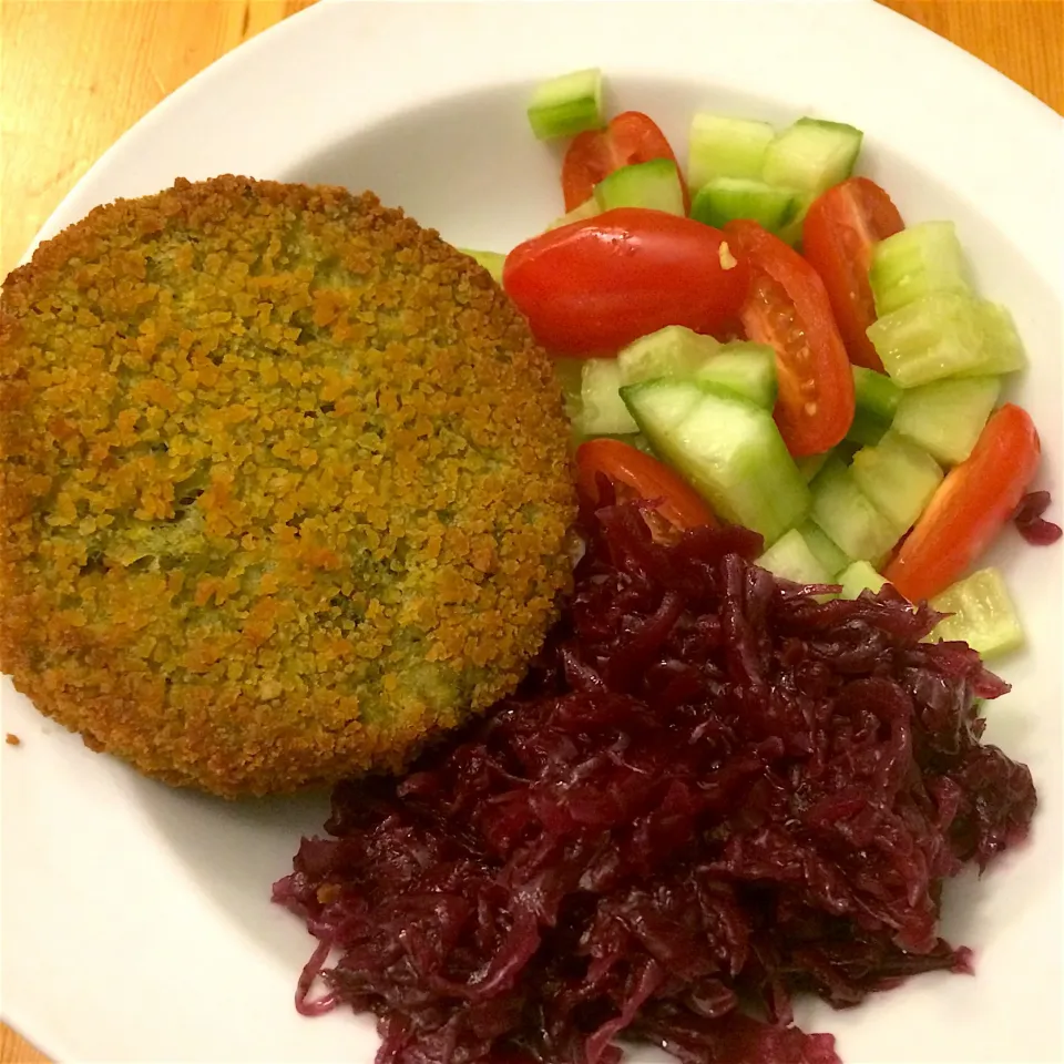 Brocoli patty, red cabbage with pear, cherry tomatoes and cucumber 🍽🌱|MissYumYumさん