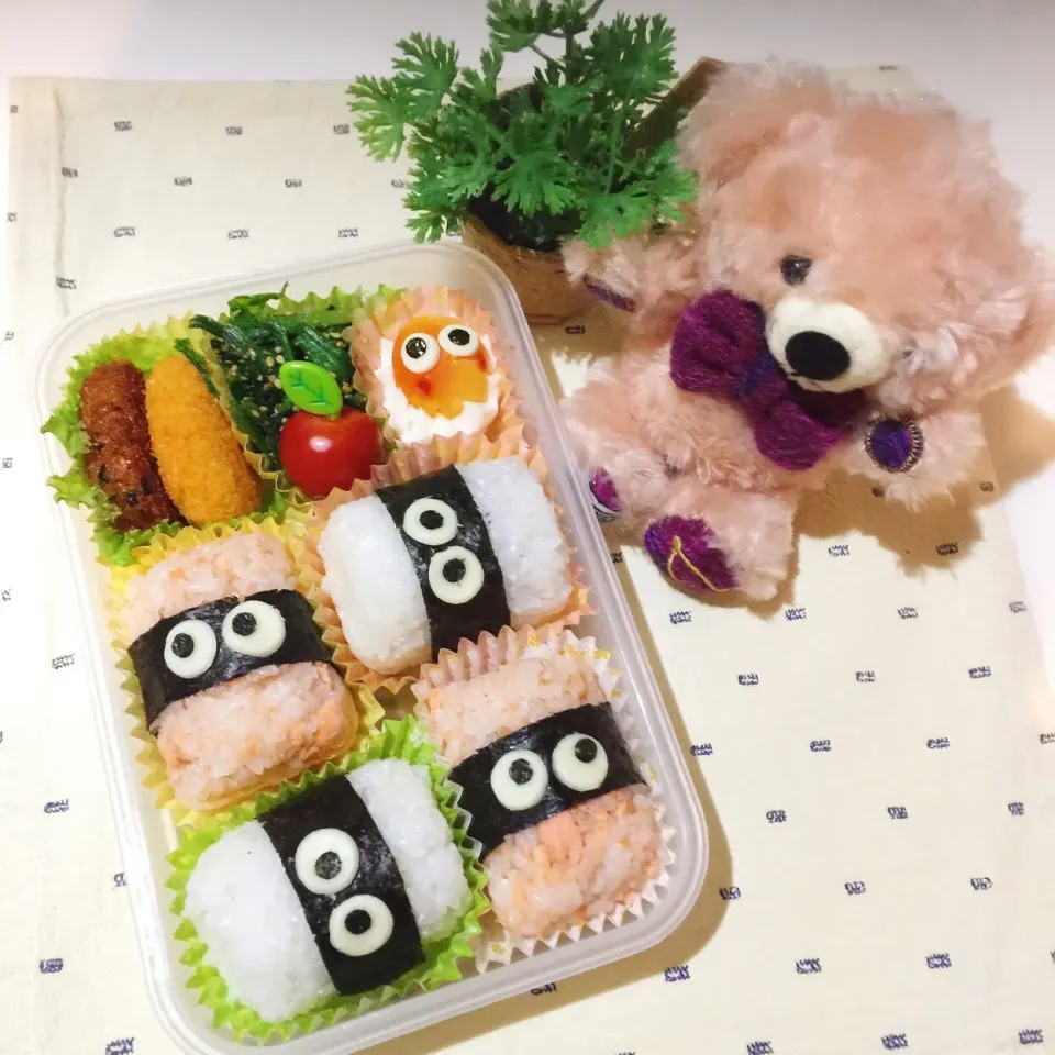 Snapdishの料理写真:2/5❤︎旦那さんのおにぎり弁当❤︎
#お弁当 #お昼ごはん #旦那さん弁当 #ランチ #おにぎり|Makinsさん