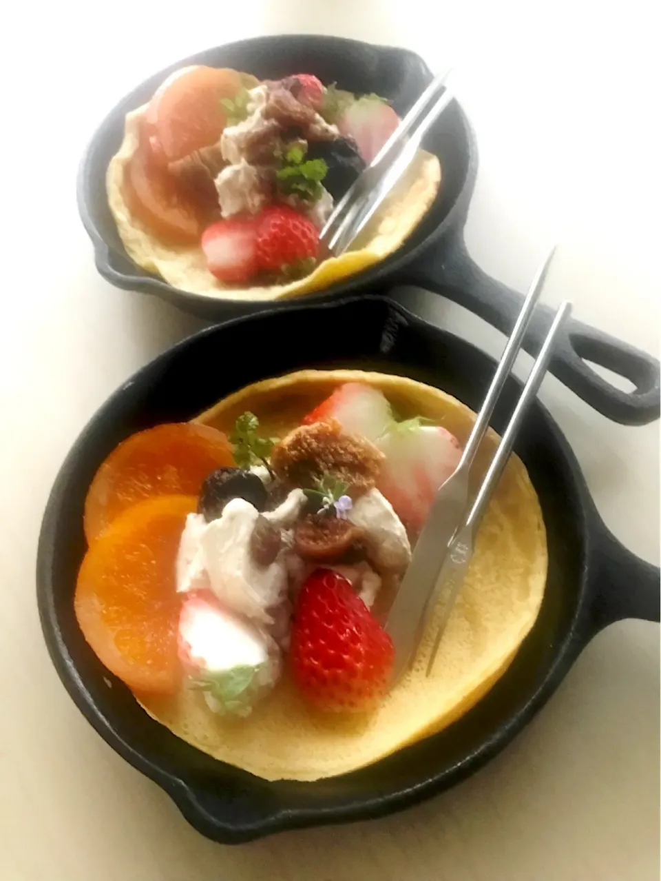 佐野未起さんの料理 フルーツのクリームチーズ和えバルサミコ酢風味😍直球ど真ん中！
スキレットでダッチベイビーに乗せました💕|とんちんさん