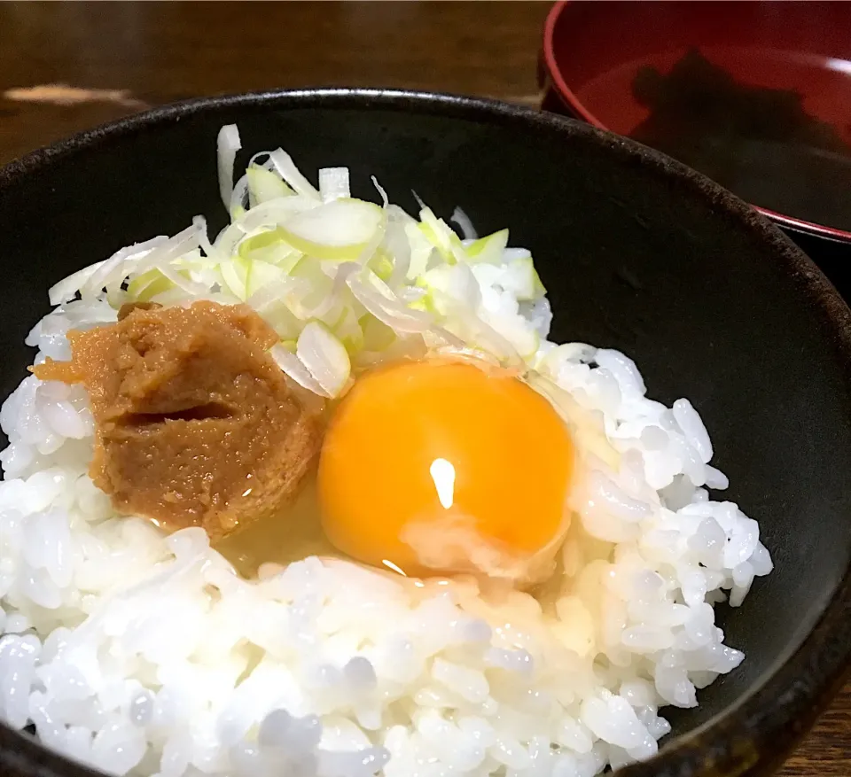 朝ごはん☀️😄
卵かけご飯  味噌＆ねぎ   美味し！|ぽんたさん