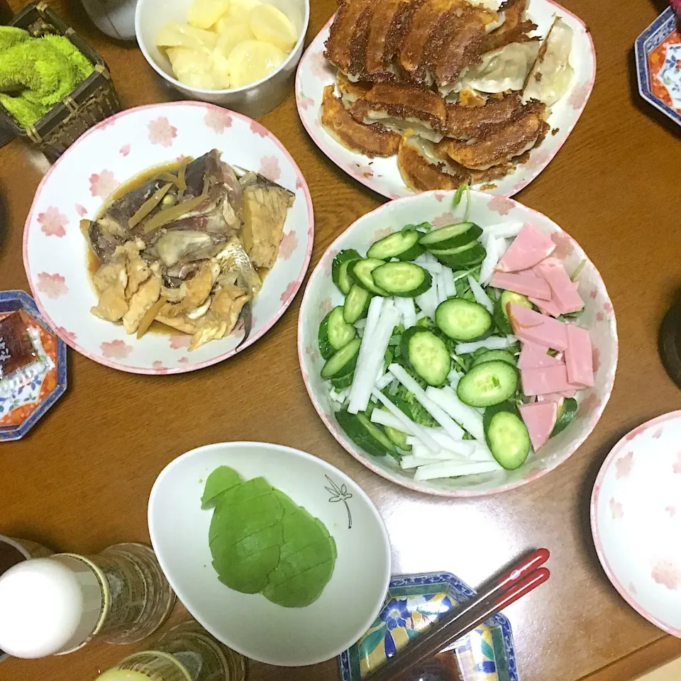 昨夜の晩ごはん@実家。鯛のアラ煮、冷凍餃子💦、アボカド、豆苗ときゅうりと大根とハムのサラダ。|星猫さん