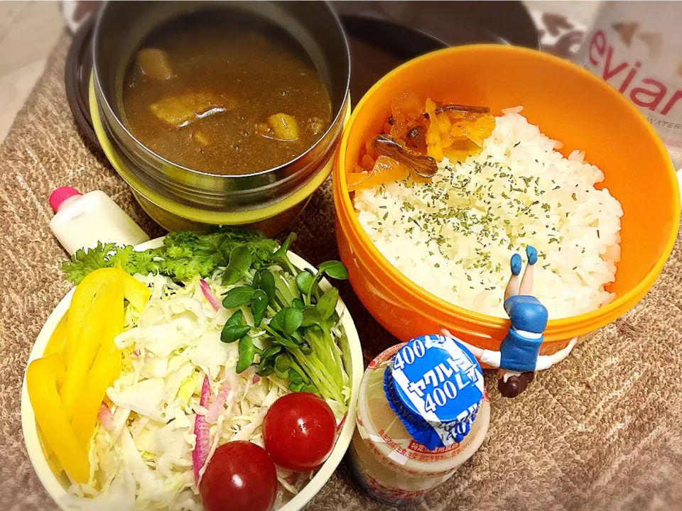 Snapdishの料理写真:あわび茸入りポークカレー🍛&6種の野菜サラダ🥗のダーリンお弁当♪

 #弁当  #フチ子 #カレー最高🍛#隠し味はカスピ海ヨーグルト#あと、黒糖生姜|桃実さん