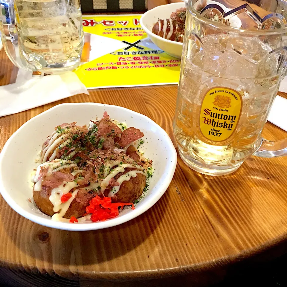 Snapdishの料理写真:大阪で一杯‼︎
 #西九条  #たこ焼き  #ハイボール #粉もん屋八西九条駅前店 #|Yoshinobu Nakagawaさん