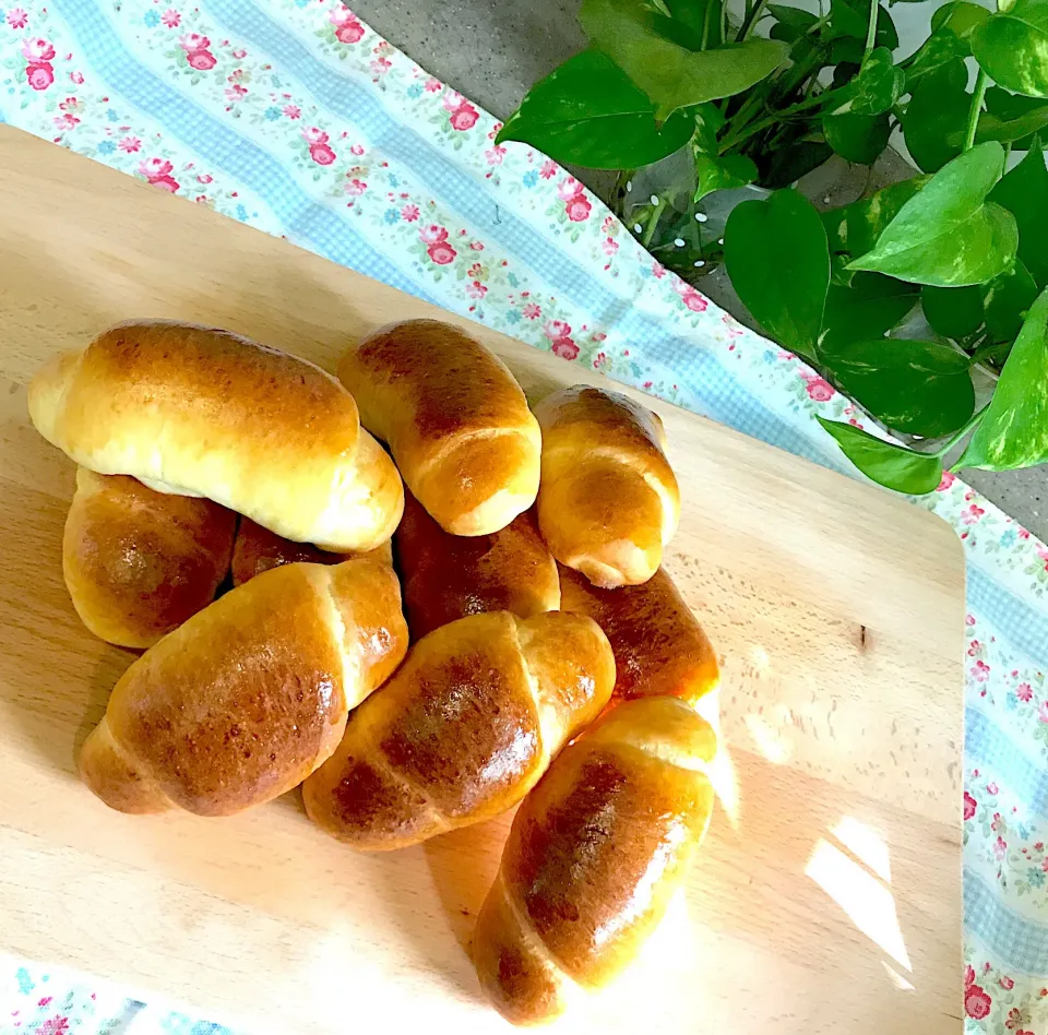 Butter rolls*
久しぶりにパンを焼きました！
形はいまいちだけど美味しく出来ました。
 #手作りパン  #ロールパン|sanaさん