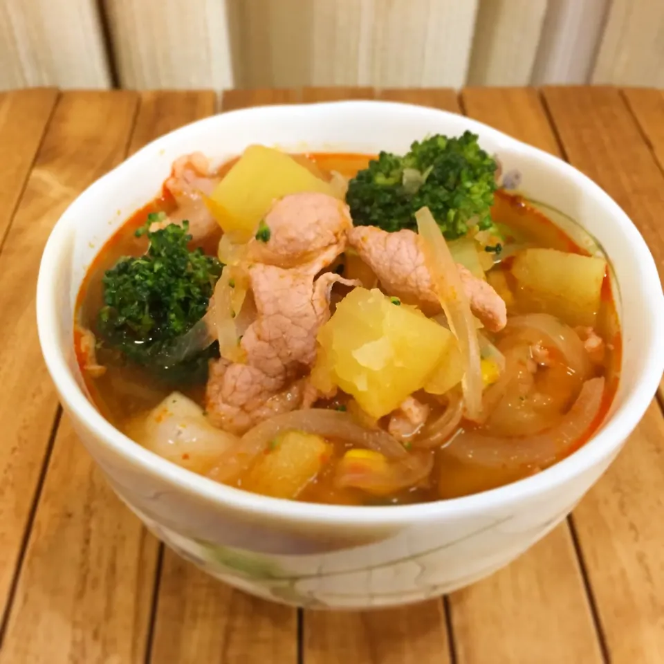 2/5 鍋キューブde簡単おかずスープ
『さつまいもと豚肉のキムチスープ』 

 #料理男子  #厨房男子  #男の料理  #家飲み  #ウチ呑み  #具沢山の食べるスープ|うっちーさん