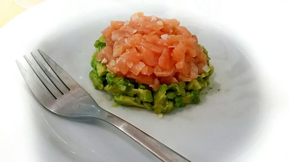 selfmade salmon Tartare on Avocado Bed
selbstgemachtes Lachs-Tartare auf Avocado Bett
アボカドとサケのタルタル

 #Lachs #Salmon #Tartare|Najeskaさん