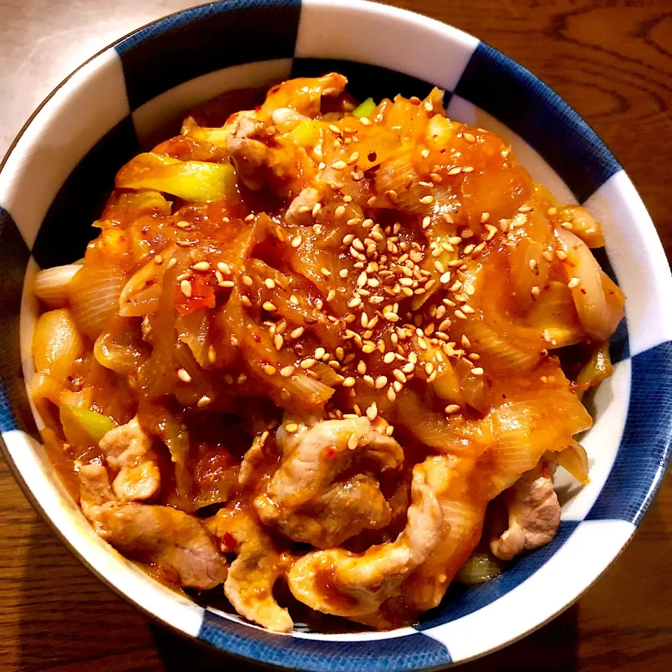 麻婆豚丼
麻婆料理の調味料は全てこれを基本にしています。
玉ねぎとネギたっぷりの豚丼！！辛い！！|おりぃさん