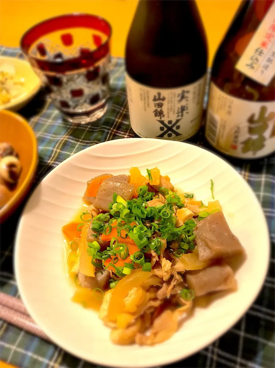 Snapdishの料理写真:日本酒飲み比べに当選！美味しい日本酒にあうあったか料理はやっぱり和食ということで、少し濃い味付けの炊いたんを合わせました。|chitomoさん