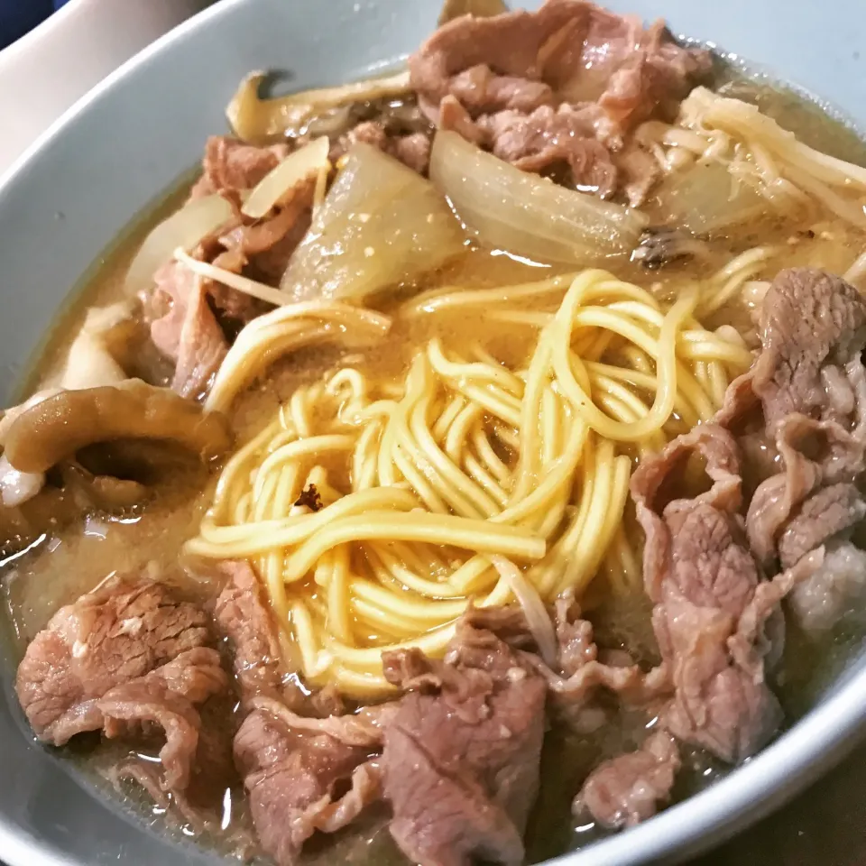 久々に包丁使った。
適当に作ったラム味噌煮込みラーメン。見た目悪いけどええお味。|たけうちさん