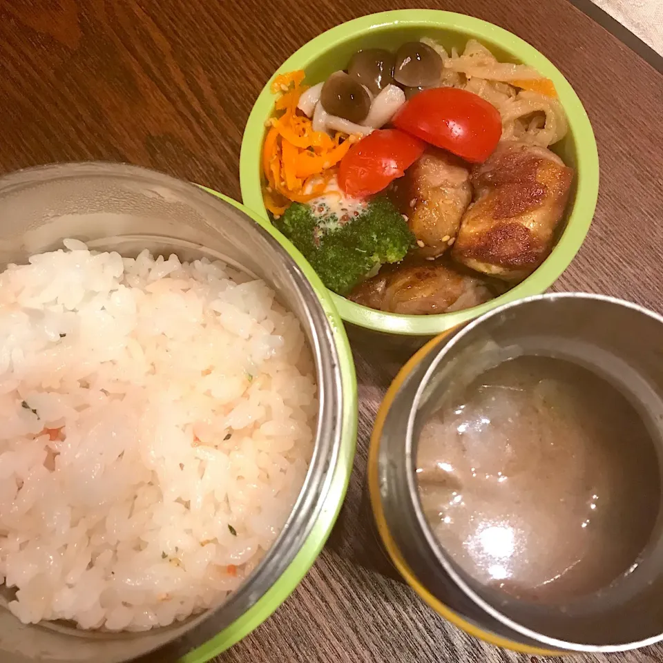 Snapdishの料理写真:今日のお弁当🍱
肉巻き豆腐 に豚汁
ほかほかごはんであたたまれますように🍀
まだまだ寒い朝
防寒対策しっかりで
気をつけて行ってらっしゃい👋😊|mokoさん