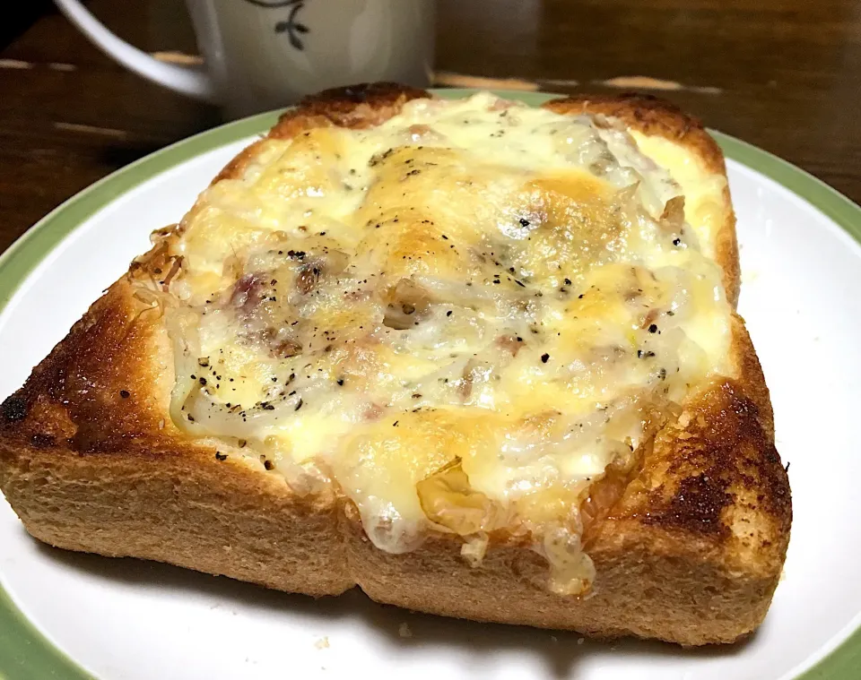 Snapdishの料理写真:朝ごはん☀️🌙
もやしナムルとおかかのピザトースト🍞
コーヒー☕|ぽんたさん