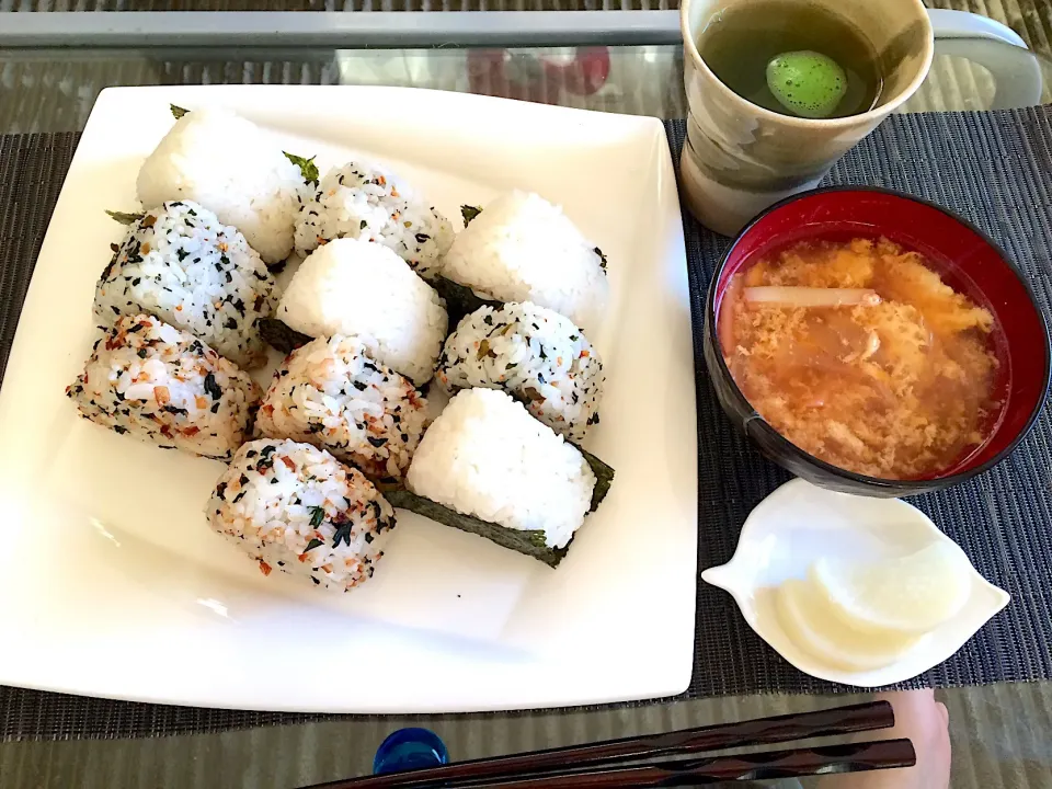 今日の男子料理 おにぎり🍙 朝食とお弁当用ですw
2018年2/6 #シャケおにぎり #高菜おにぎり #おかかおにぎり #タマゴすまし汁|Booパパさん