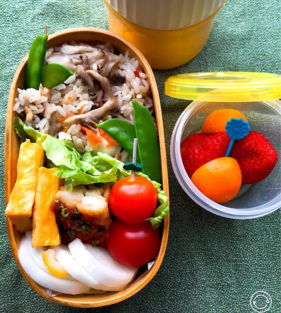 Snapdishの料理写真:#お弁当  #お父さん弁当  
#ヘルシー弁当  #お弁当じまん 
 #野菜多め  #炊き込みご飯弁当  
 #温かい味噌汁 #柚子大根漬物 
 #デザートはイチゴと金柑 #玉子焼き|Blueberry🫐さん