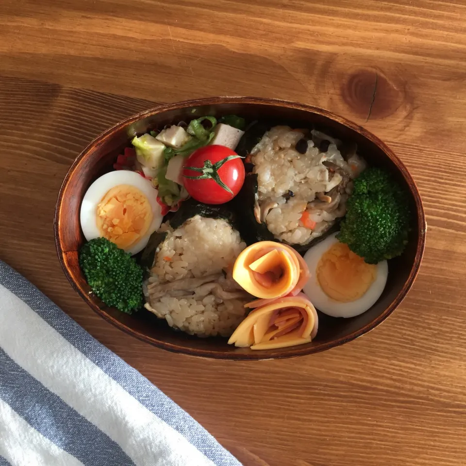 🍙炊き込みご飯のおにぎり弁当🍙|りよさん