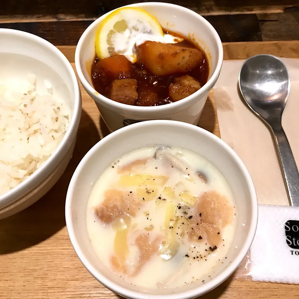 遅めの昼ごはん。 スープストックトーキョーの3種チーズとキノコのポタージュ、東京ボルシチ。|星猫さん