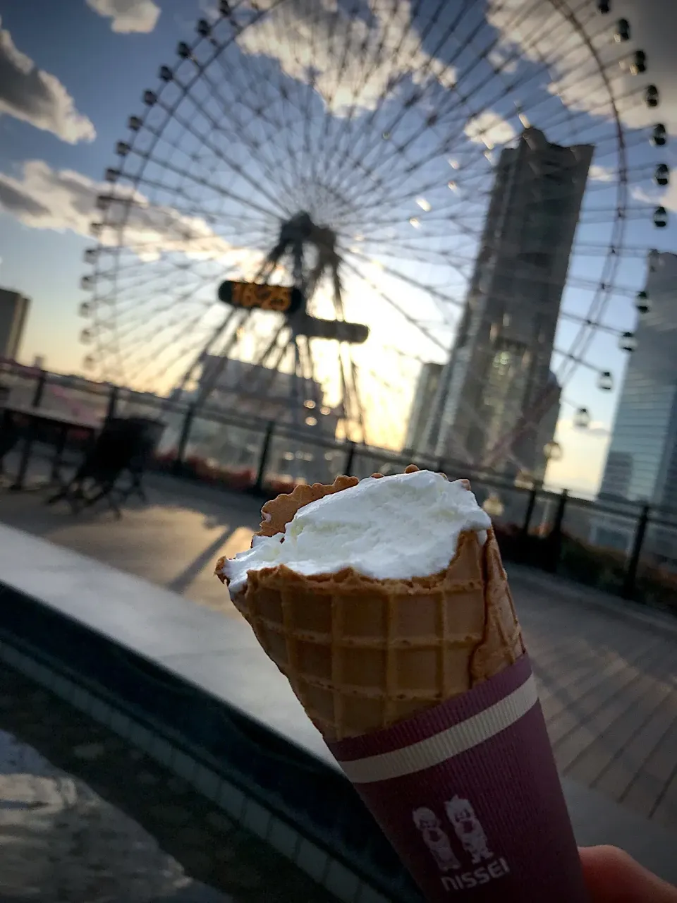 Snapdishの料理写真:♨️あがりのソフトクリーム🍦観覧車とランドマークタワーを見ながら夕暮れ|シュトママさん