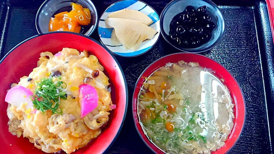 本日の賄い(2/6  玉子丼＆葱となめこタップリお味噌汁❤)
 #ちょこっとシリーズ|かぴかぴさん