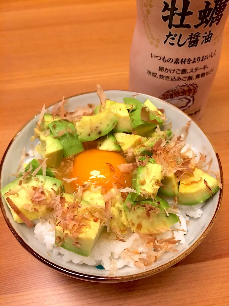 アボカドと鰹節と牡蠣醬油！の卵かけご飯💘|Sanjiさん