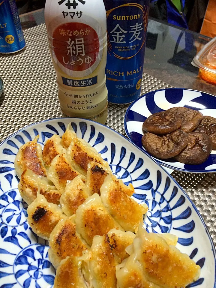 絹しょうゆのモニター当選したので、今夜は餃子と焼き椎茸🍻|Satomi Ichikawaさん