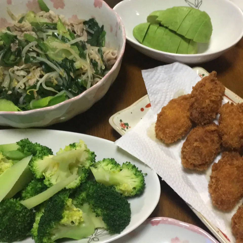 晩ごはん@実家 炊き込みご飯(鳥釜飯の素使用)、豚肉野菜炒め、カキフライ、茹でブロッコリー、アボカド、野菜はんぺん|星猫さん