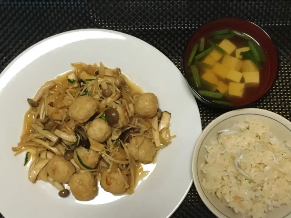 Snapdishの料理写真:鶏だんごときのこの炒め物・豆腐とほうれん草のおつゆ・しらすさくらご飯|美也子さん