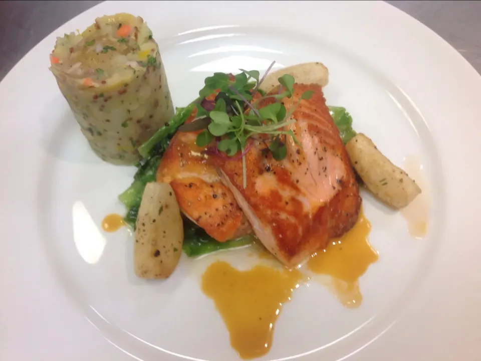 Pan Seared Salmon / Rosemary Roasted Garlic Jus, Smashed Yukon Potatoes ,wilted Escarole.|Chihiro Kさん