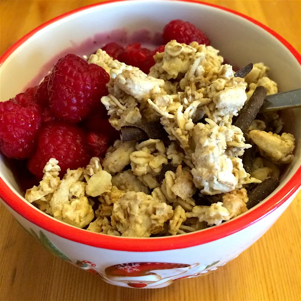 Soy blueberry yogurt with granola and raspberries|MissYumYumさん