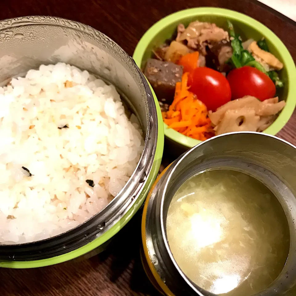 今日のお弁当🍱
肉じゃが弁当
たまごスープと一緒に召し上がれ🥚
今日も寒そう😣
あたたかくしていってらっしゃい👋😊|mokoさん