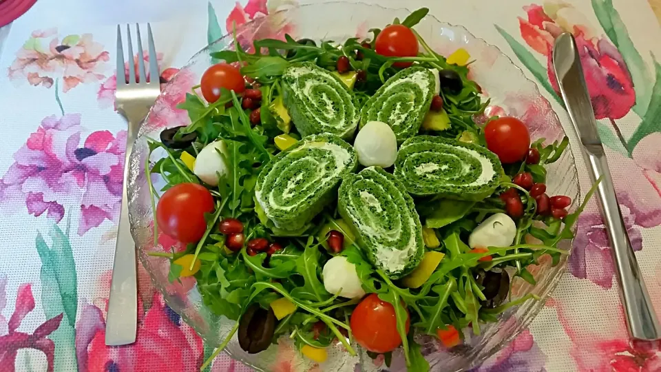 healthy salad plate 😄😚 with fresh cheese spinach omelett egg rolls
#salad
#spinach
#omelett|Najeskaさん