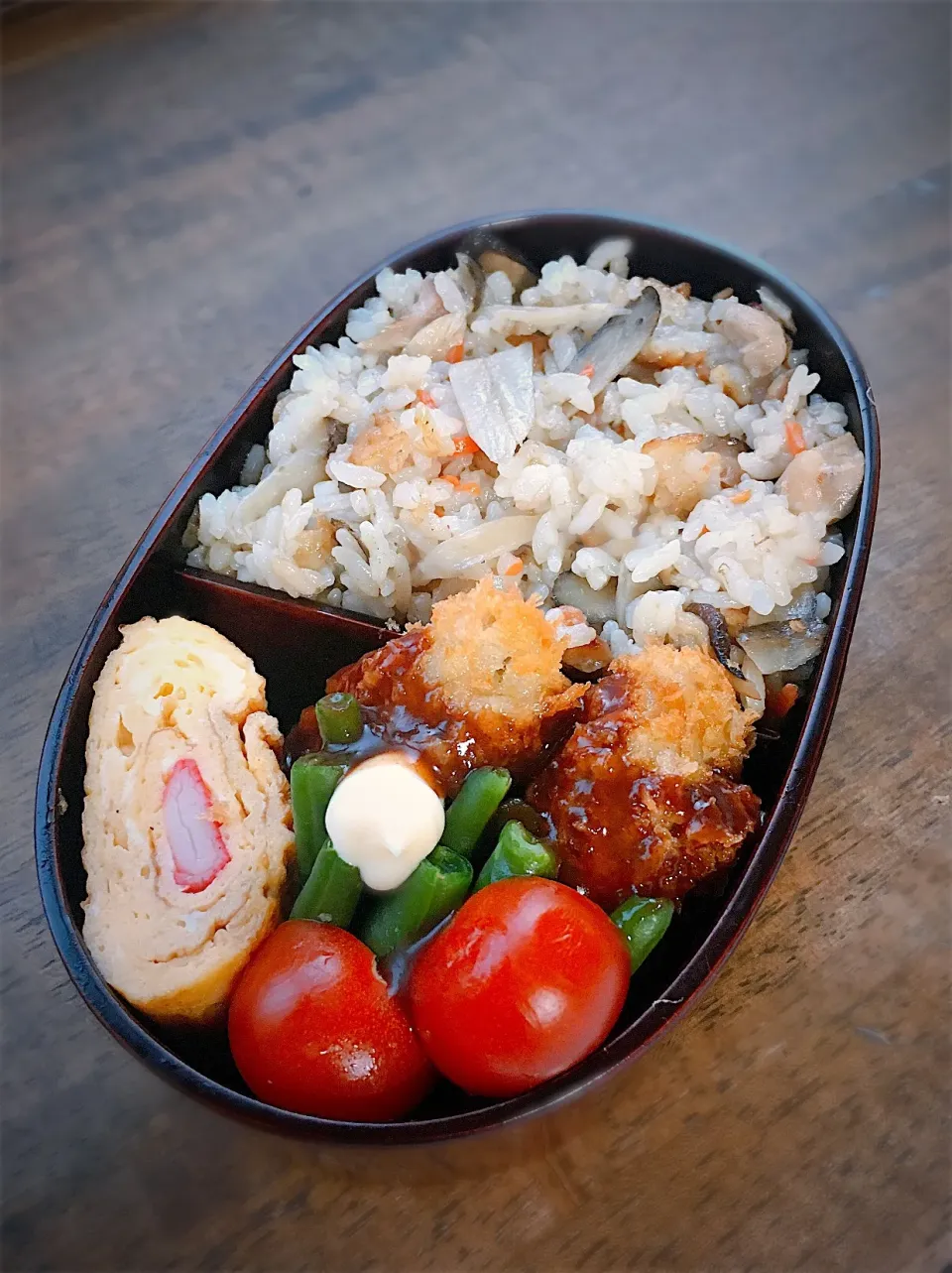 今日のお弁当
・鶏牛蒡炊込みごはん
・カニカマ入出汁巻
・牡蠣フライ|akiさん