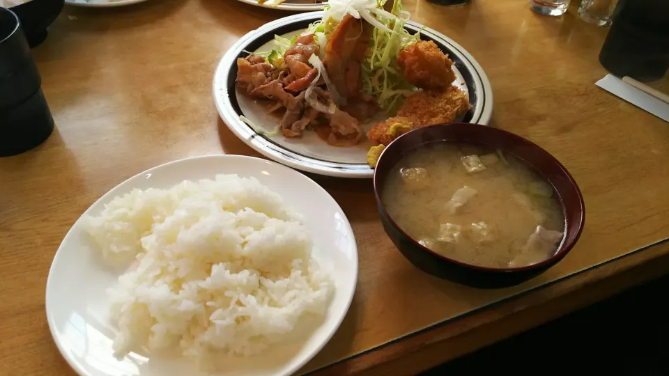 今日のランチはチキンカツとしょうが焼き¥700 
@小伝馬町 紫苑|kamekameさん