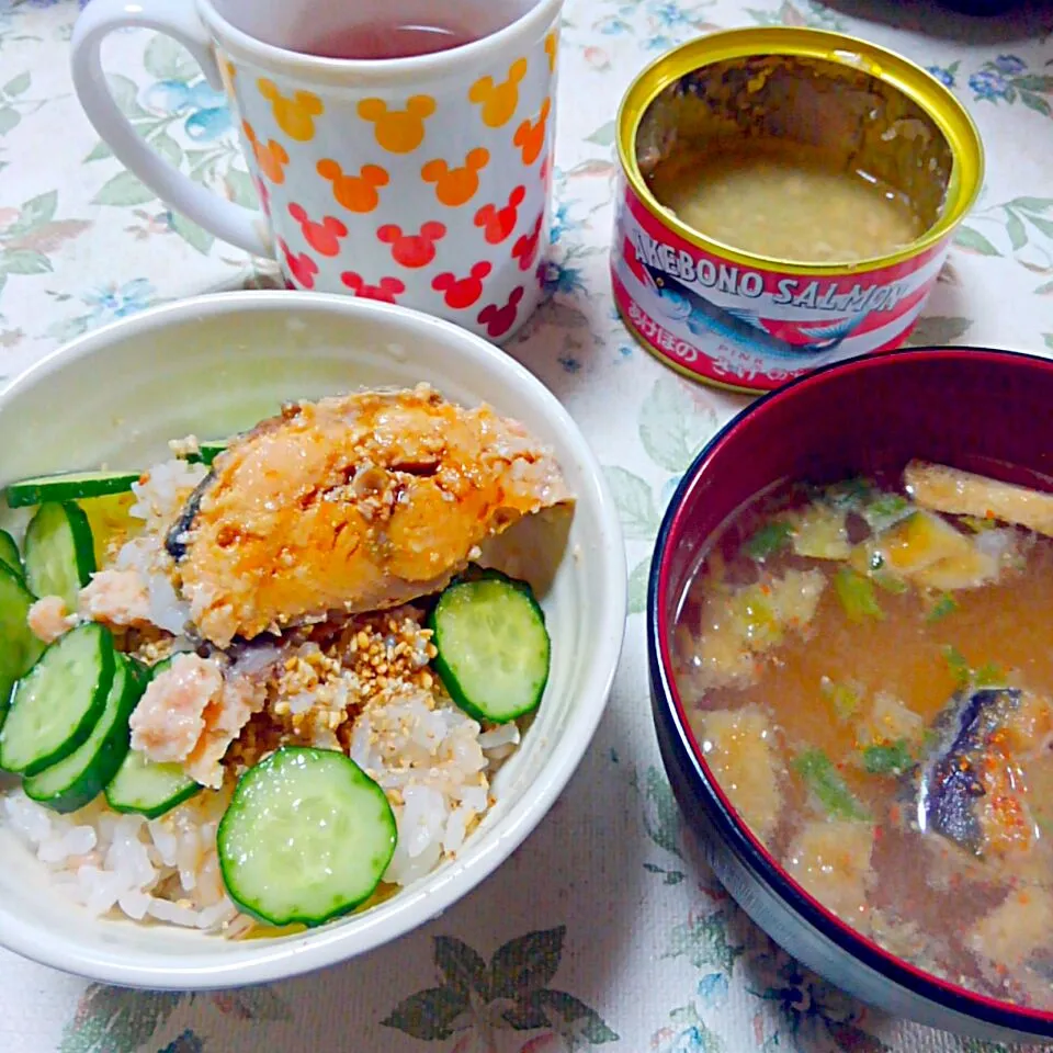 マッキー牧元さん流鮭缶の美味しい食べ方其の弐☆鮭胡麻醤油ごはん|うたかた。さん