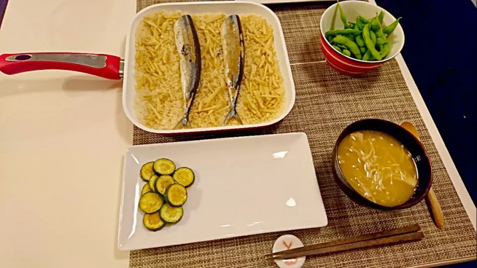 今日の夕食 さんまの炊き込みご飯、ズッキーニのソテー、えのきの味噌汁、枝豆|pinknari🐰🌈さん