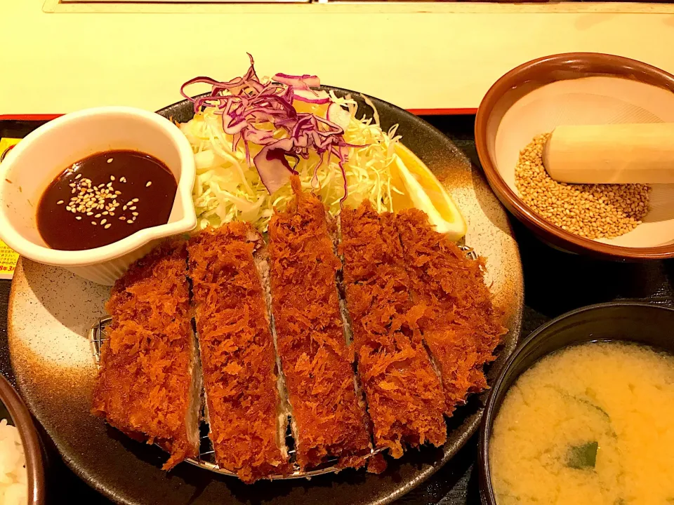 Snapdishの料理写真:厚切りロースかつ定食 サービス券で味噌ソース|マハロ菊池さん