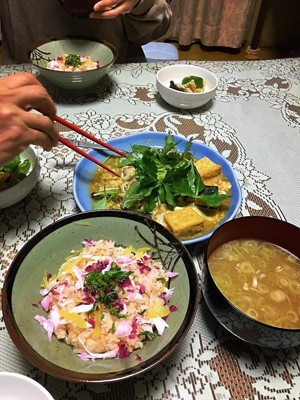 Snapdishの料理写真:混ぜご飯、豚肉と厚揚げの煮物、なめこ味噌汁|ヨシヨシさん