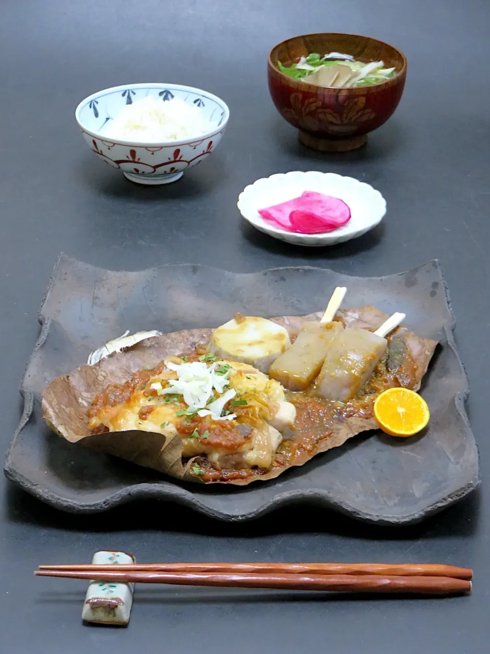 今晩は、朴葉焼き（こうじ味噌、鶏、里芋、蒟蒻）、赤かぶあちゃら漬け、茸と白菜の清汁、もち麦ご飯|akazawa3さん