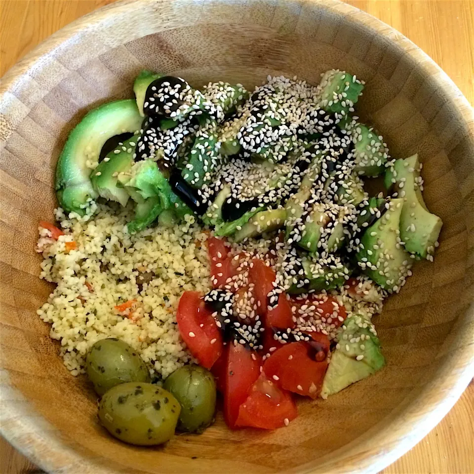 Tabbouleh with olives, tomatoes, and avocado 🍅|MissYumYumさん