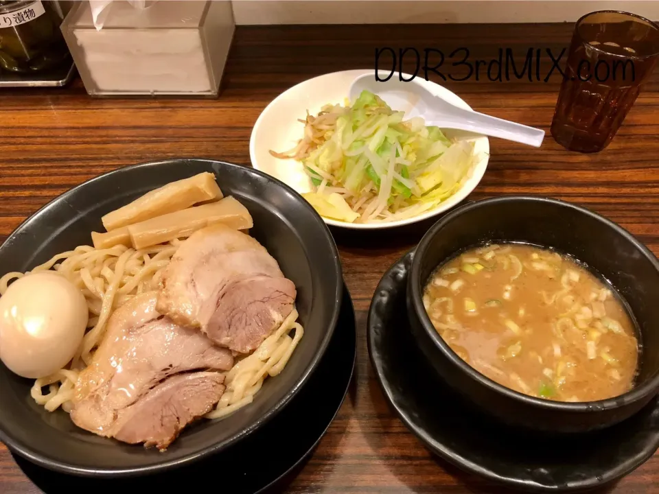 家系ラーメン 築地家で濃厚魚介つけ麺SPにキャベもや|ddr3rdmixさん